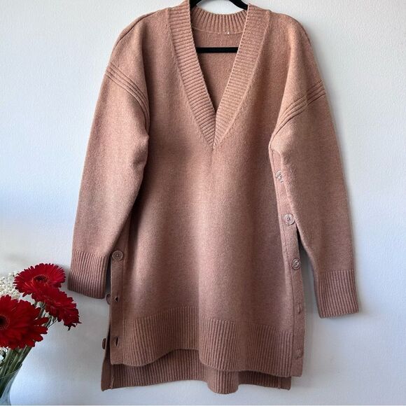 Equipment Sweaters - Equipment Merino Wool/Alpaca Blend V-neck Sweater in Tan